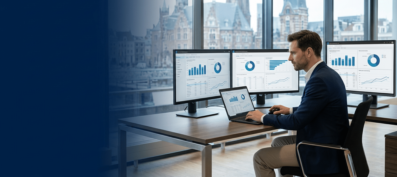 Premium hero banner. A Caucasian professional man working focused at a large desk with multiple monitors showing business dashboards in a bright modern Dutch office, natural daylight, floor-to-ceiling (1)
